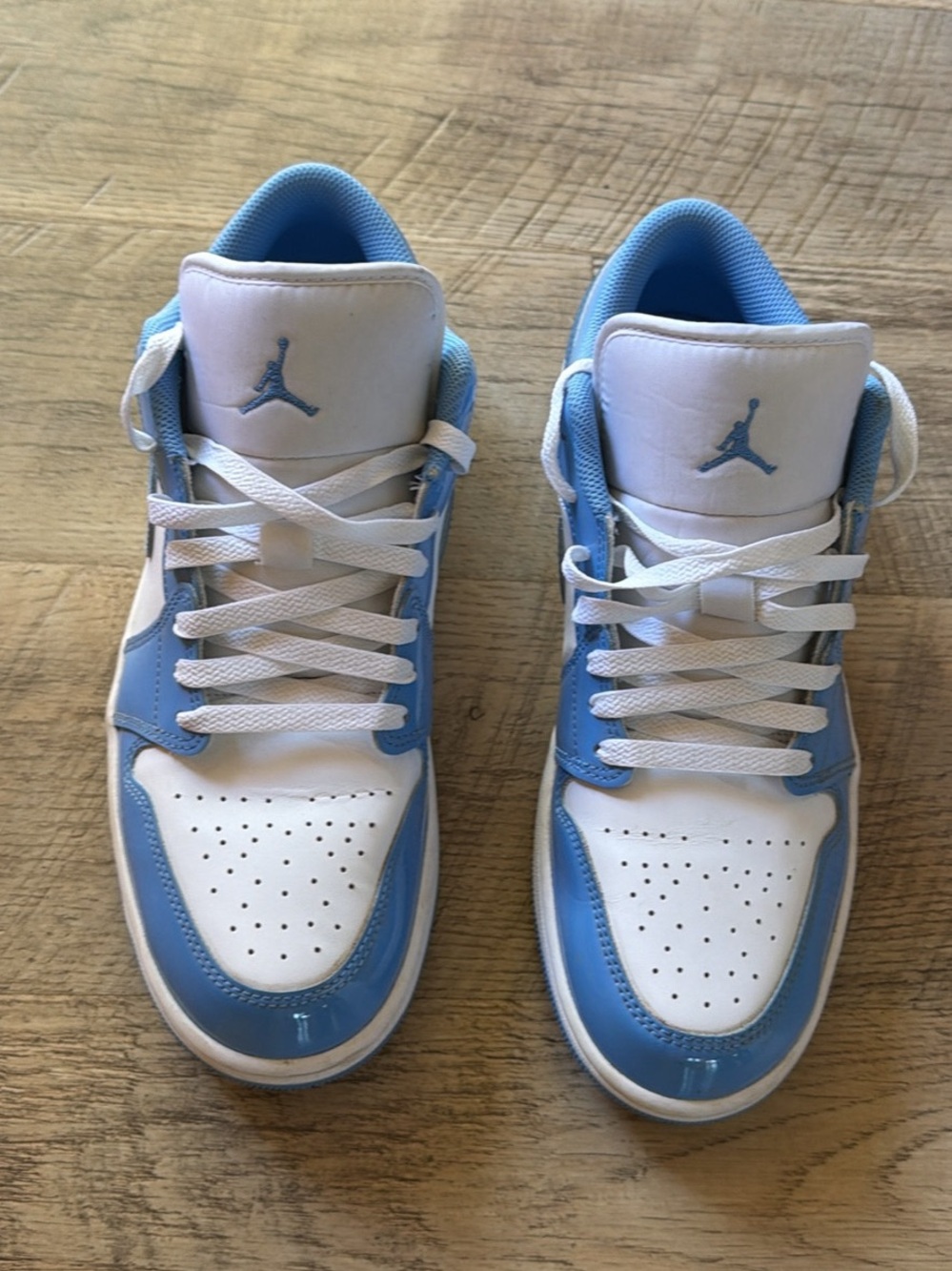 Jordan Low Top Sneakers in White/Light Blue
